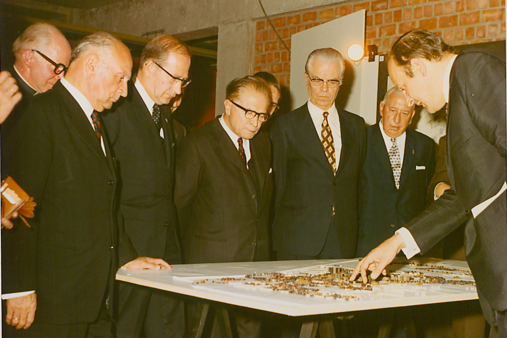 Toelichting maquette tijdens opening campus UIA op 3 juli 1972, v.l.n.r. Etienne Dhanis, Louis Major, Andries Kinsbergen, Willy Claes, Jos De Saeger, Paul-Willem Segers