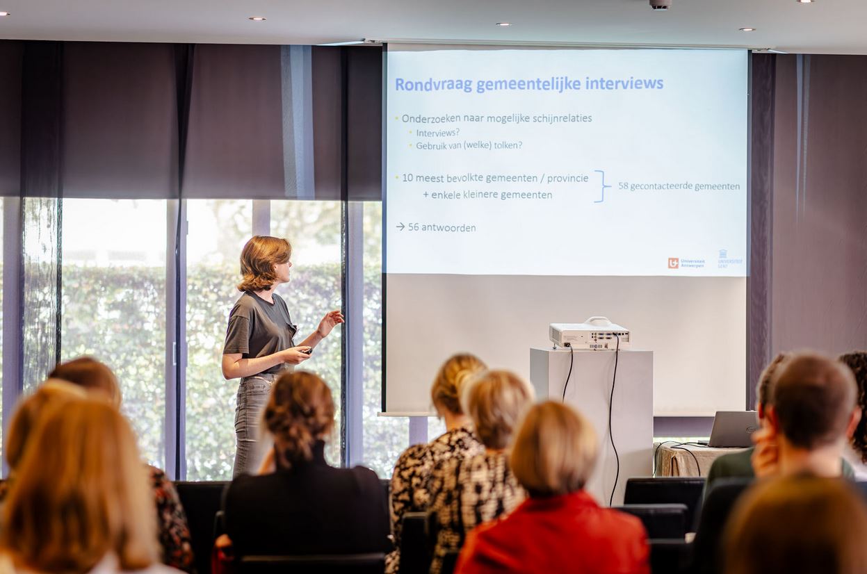 Helena Snoeck presenteert in een aula.