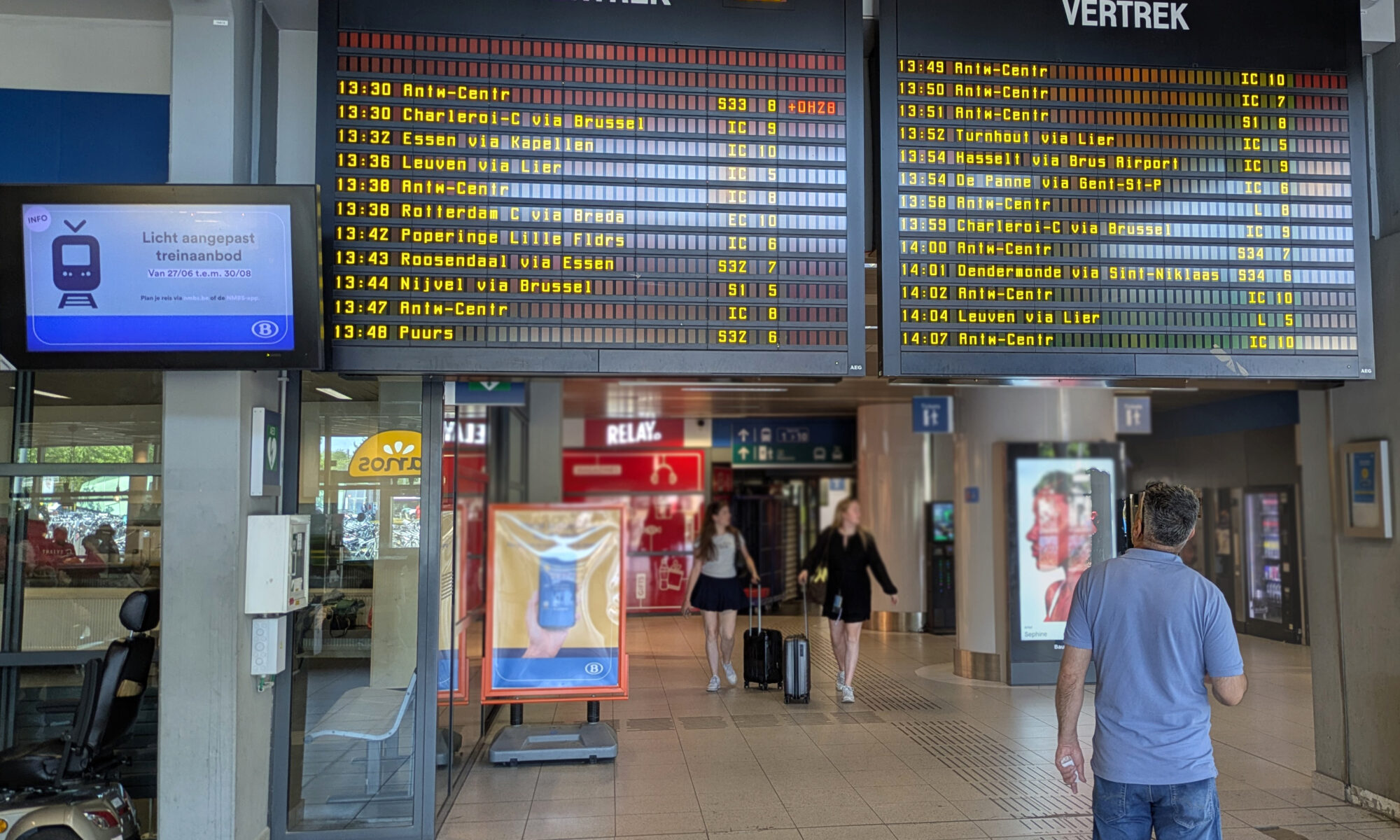 Infopaneel in een Vlaams station