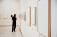 Museum met witte doeken in kaders