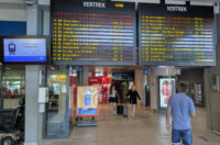 Infopaneel in een Vlaams station