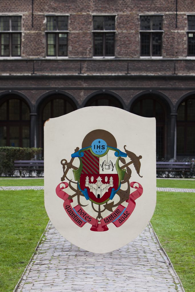Het wapenschild van de Sint-Ignatius Handelshogeschool