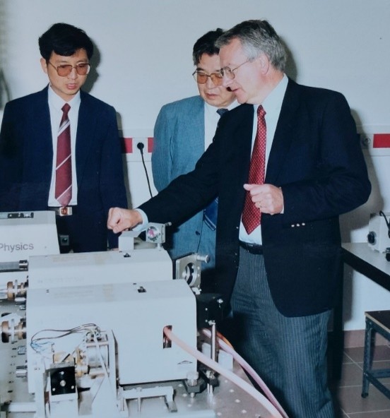 Rondleiding in het lab met een delegatie uit China